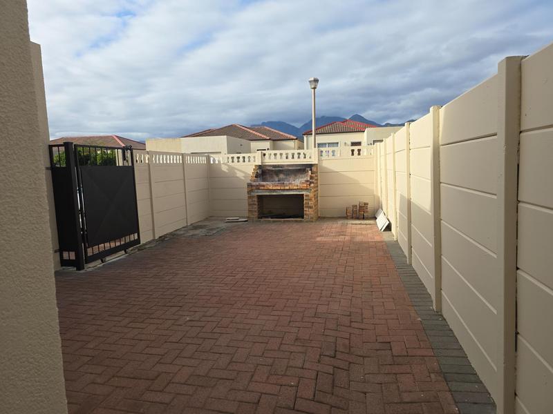 To Let 2 Bedroom Property for Rent in Admirals Park Western Cape
